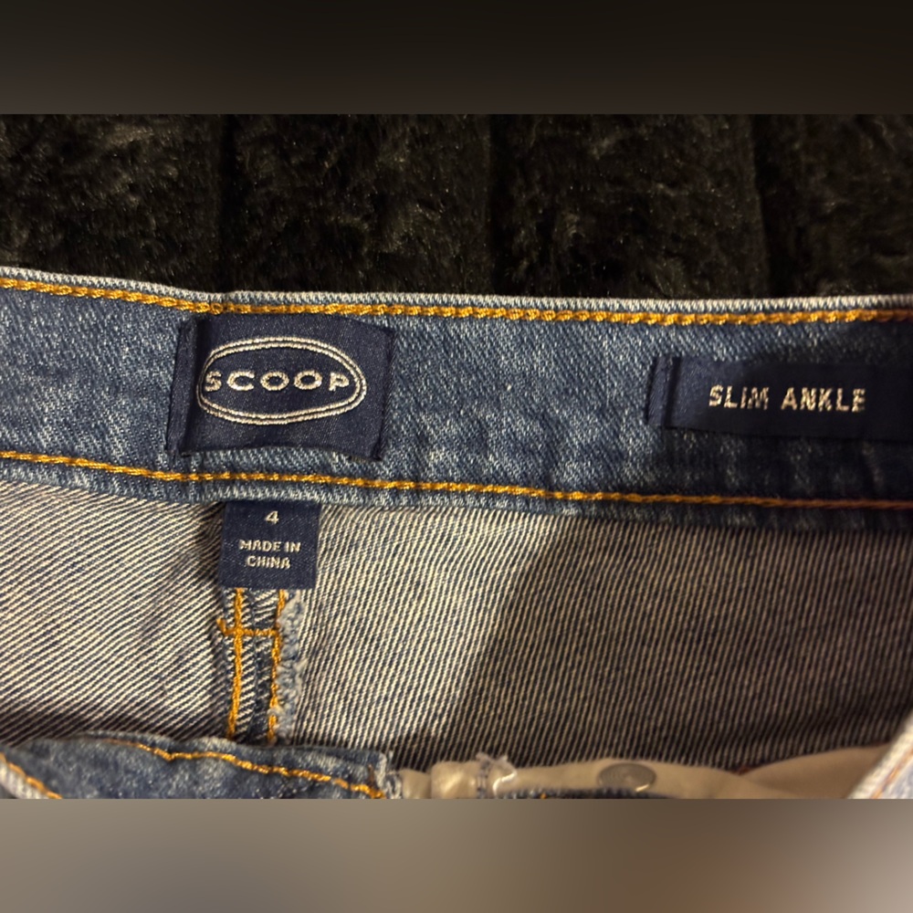 Stylish Distressed Blue Women's Cropped Jeans - Picture 6 of 6